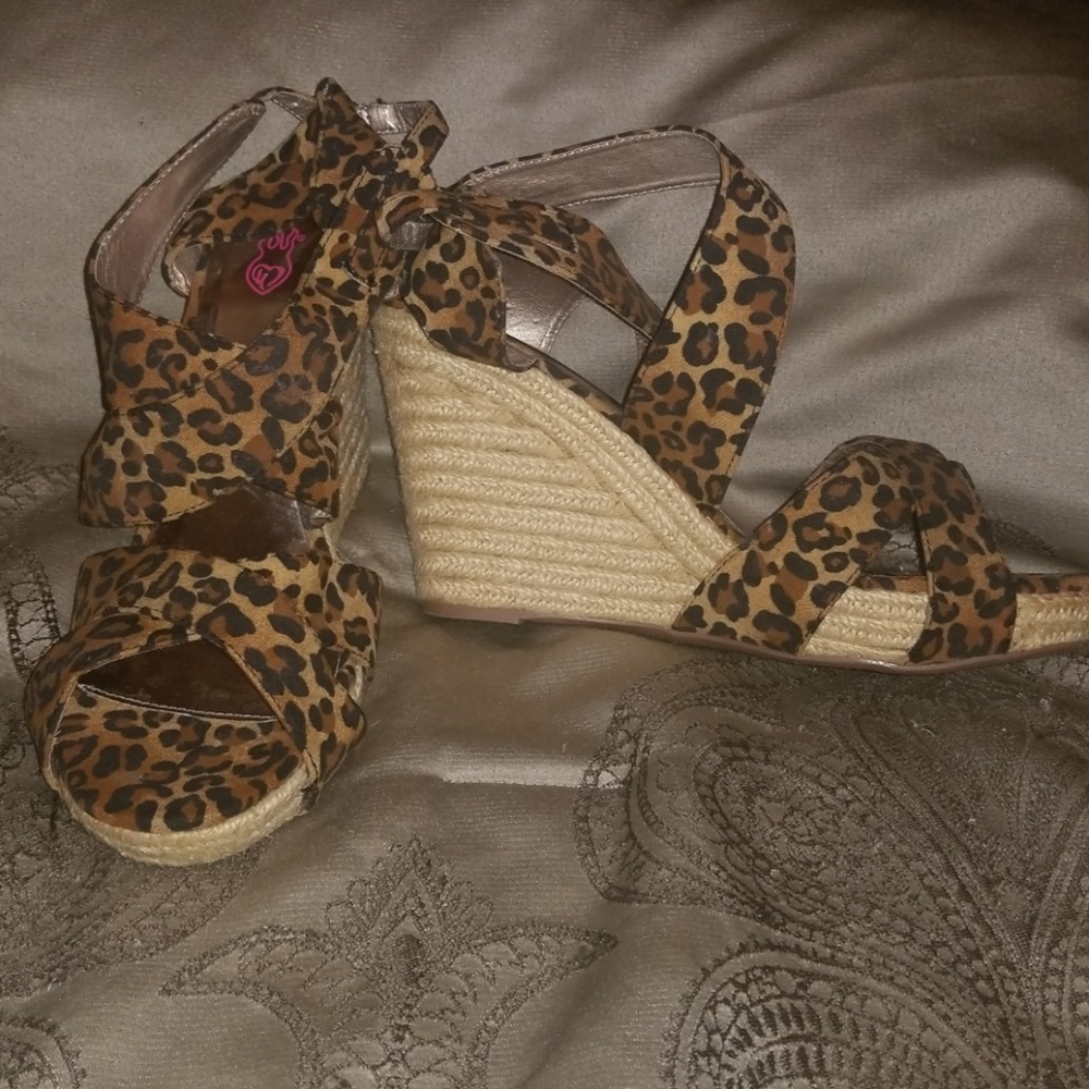 Strap wedges
